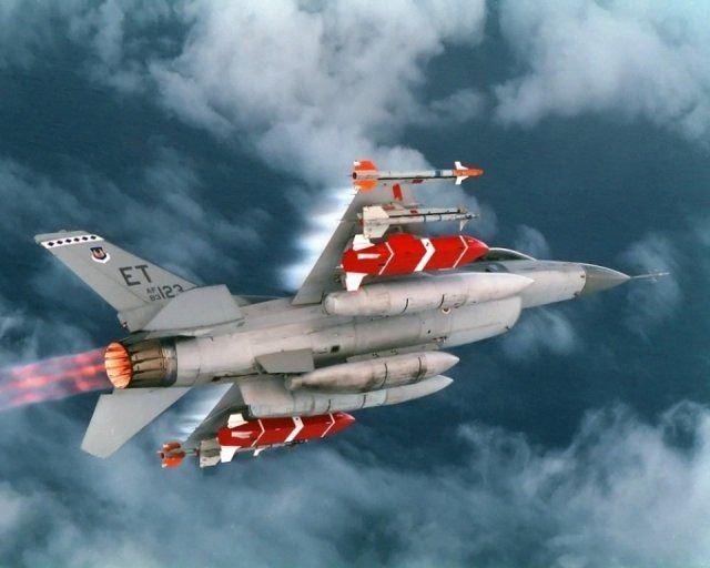 <p>Tasarımları ve askeri güç özellikleriyle birbirinden güçlü savaş uçakları...<br />
<br />
F-16</p>