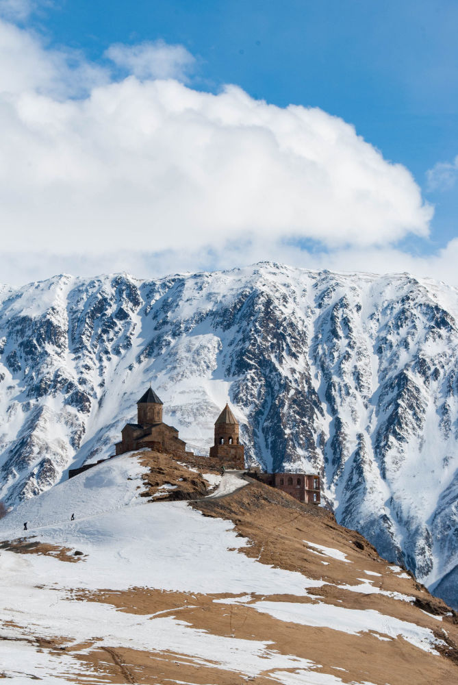 <p>2019 Tarihi Mekanlar Fotoğrafçılık Yarışması'nda finale kalan isimlerden Iuliia Pasechnaia'nın fotoğrafında Gürcistan'ın en güzel yerlerinden birinde, Kazbeki Dağı eteklerindeki Gergeti köyünde yer alan Gergeti Kutsal Üçlü Kilisesi görüntülendi. 14. yüzyılda deniz seviyesinden 2170 metre yüksekte inşa edilmiş olan kilise, bölgedeki tek çapraz kubbeli kilise olma özelliği taşıyor.</p>
