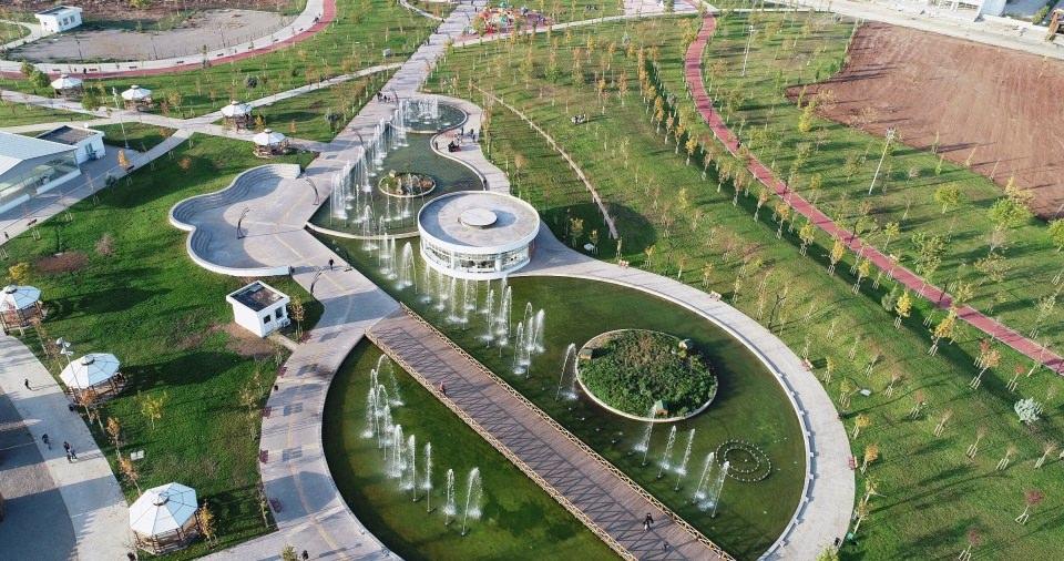<p>Konutlarından caddelerine, alışveriş merkezlerinden stadyuma, üniversiteden yeşil alanlara kadar metropol kentlerde bulunan tüm özelliklere sahip olan Diyarbakır ziyaretçilerini şaşırtmayı başardı. </p>