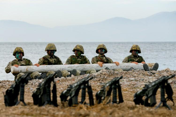 <p>Komando eğitiminden geçen "timsahlar", bottan hareket halindeki gemiye çıkma, halatla helikopterden inme, kaçma-kurtulma, her türlü arazi şartlarında hayatta kalma, ileri düzey yüzme gibi eğitimleri de icra ediyor.</p>
