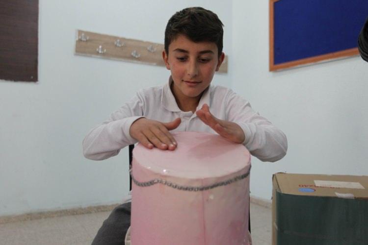 <p>Hayallerinin peşinden koşan öğrencilerin bu düşüncesi karşısında hayatındaki bir çok şeyi sorgulamaya başladığını anlatan Çiftçi, "Bu çocuklar bana bildiğim ama unuttuğum bir şeyi idrak ettirdiler. Her şeyle mutlu olabilmeyi...</p>