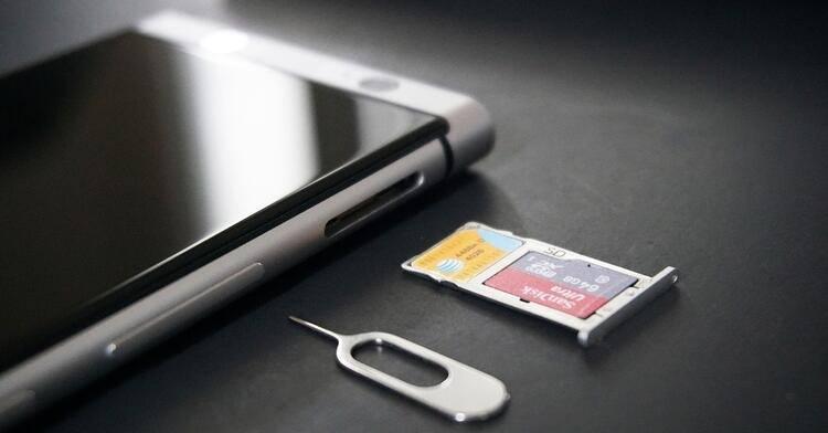 <p>Telefona takılan küçük beyaz plastik kartlar olarak tanıdığımız SIM kartların aksine, eSIM, elimizle dokunabileceğimiz fiziki bir kart değil. Akıllı telefonunuza iliştirilecek küçük bir çipten ibaret.</p>
<p> </p>