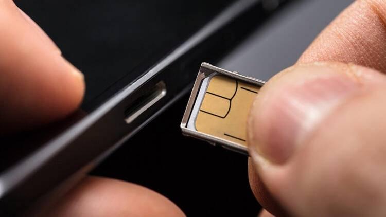 <p>eSIM tek bir telefonda iki hat kullanmaya olanak sağlıyor. Yani örneğin, bir hattı iş için kullanırken, diğerini özel yaşantınız için kullanabilirsiniz. Ancak aynı anda sadece birini kullanabileceksiniz.</p>
<p> </p>