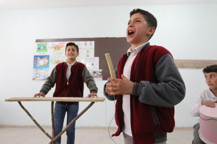 <p>İran sınırında bulunan Esendere beldesindeki Güvenli Ortaokulunda eğitim gören 7. sınıf öğrencileri Bulut Altekin, Uygar Safalı, Cesur Aslan, Cevdet Baran, Enes Cindal, Eşref Ölmez, müzikle ilgili hayallerini gerçekleştirmek için grup kurdu.</p>