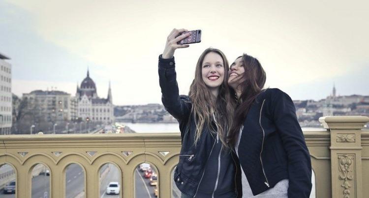 <p><strong>SELFİE'Yİ İLK KULLANAN KİŞİ KİMDİR?</strong></p>

<p>Selfie kavramını pratik olarak ilk kullanan kişi 1839 yılında kendi fotoğrafını çeken Robert Cornelius'dur.</p>
