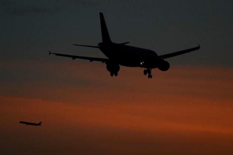 <p><strong>U&Ccedil;AKLARIN ARKASINDAKİ BEYAZ İZLER NEDEN OLUŞUR?</strong></p>

<p>G&ouml;ky&uuml;z&uuml;ne baktığınızda u&ccedil;akların arkalarında bıraktığı beyaz izleri mutlaka g&ouml;rm&uuml;şs&uuml;n&uuml;zd&uuml;r. Bu izlerin oluşmasının sebebi u&ccedil;ak motorlarının&nbsp; sıkıştırdıkları gazları &ccedil;ok y&uuml;ksek bir sıcaklık ile dışarı p&uuml;sk&uuml;rtmesidir.&nbsp;</p>

<p>Bu gazlar dışarıya bırakıldığında soğuk hava ile temas ettiğinde yoğunlaşır ve buz kristallerine d&ouml;n&uuml;ş&uuml;r.</p>
