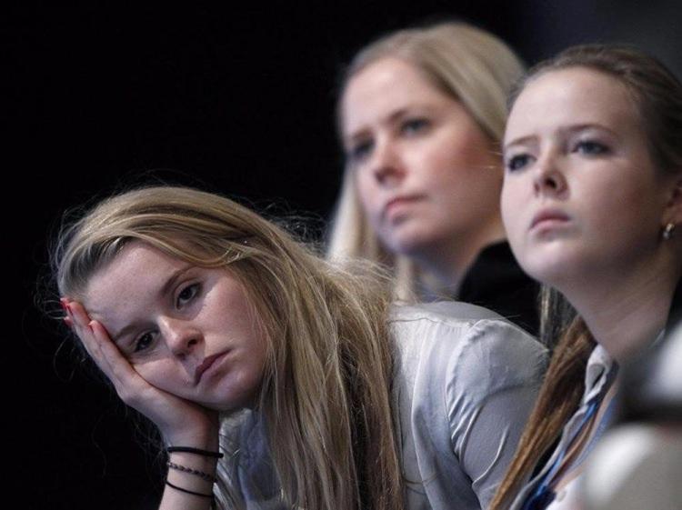 <p><strong>SIKILDIĞIMIZDA ZAMAN NEDEN YAVAŞ AKAR?</strong></p>

<p>Beynimizde yer alan anıların depolandığı&nbsp; hipokamp&uuml;ste&nbsp;mini 'zaman damgalarını' tetikler, b&ouml;ylece olayların ne zaman ger&ccedil;ekleştiğini biliriz Ancak uyarılmamışsa bu sinyaller bulanıklaşır. Bu da bizim zamanın yavaş aktığını hissetmemize neden olur.</p>
