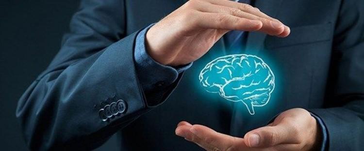 <p><strong>BEYNİ B&Uuml;Y&Uuml;K OLANLAR DAHA MI ZEKİ?</strong></p>

<p>İngiliz ve Hollandalı bilim insanları 13 bin 600 kişi &uuml;zerinde yaptıkları araştırmanın sonu&ccedil;larını a&ccedil;ıkladı. Buna g&ouml;re, beyni ortalamadan b&uuml;y&uuml;k olan kişilerin hafızaları daha kuvvetli, mantık y&uuml;r&uuml;tmekte de daha iyiler ancak bu kişilerin daha zeki olduğunu g&ouml;steren bir veri bulunmuyor.</p>
