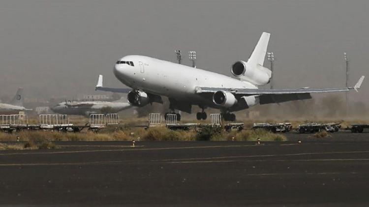 <p><strong>YOLCU U&Ccedil;AĞINA YILDIRIM D&Uuml;ŞERSE NE OLUR?</strong></p>

<p>U&ccedil;uş korkusu olanların her u&ccedil;ağa bindiklerinde akıllarına gelen onlarca felaket senaryosundan biri olan u&ccedil;ağa yıldırım d&uuml;şmesi sanıldığı kadar korkutucu bir şey değil.&nbsp;Zira u&ccedil;akların&nbsp;dış g&ouml;vdesi, al&uuml;minyum ile kaplanmıştır&nbsp;ve&nbsp;bu u&ccedil;ağın &ccedil;evresini saran bir yıldırım kalkanı g&ouml;revi&nbsp;yapmaktadır.&nbsp;</p>

<p>Bu&nbsp;sayede yolcu u&ccedil;ağına yıldırım isabet etse bile bir noktadan&nbsp;diğerine&nbsp;iletilerek u&ccedil;ağa zarar vermeden u&ccedil;aktan atılmış oldur.&nbsp;</p>
