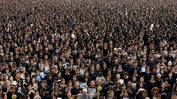 <p><strong>D&Uuml;NYA'DA YAŞAYAN HERKES AYNI ANDA ZIPLARSA NE OLUR?</strong></p>

<p>2011'de Japonya'da ger&ccedil;ekleşen deprem bile g&uuml;nleri yaklaşık 0.0000018 saniye kısalttı.</p>

<p>Peki D&uuml;nyada yaşayan herkes aynı anda zıplarsa ne olur? Bu soruya cevap bilim insanı&nbsp; Randall&nbsp;Munroe'dan&nbsp;geldi.&nbsp;</p>
