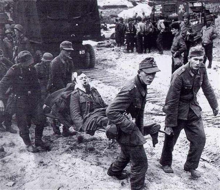 <p><strong>SAVAŞTAN &Uuml;&Ccedil; KAT DAHA TEHLİKELİ OLAN ŞEY NEDİR?</strong></p>

<p>&Ccedil;alışmak; i&ccedil;ki, uyuşturucu ya da savaştan &ccedil;ok daha fazla insan &ouml;ld&uuml;rmektedir. Her yıl yaklaşık iki milyon insan, işle ilgili kazalar ve hastalıklar y&uuml;z&uuml;nden hayatını kaybediyor; buna karşın savaşlarda her yıl 650 bin kişi &ouml;l&uuml;yor. Tek başına değerlendirildiğinde, en tehlikeli işin, Bering Denizi&rsquo;nde &ccedil;alışan Alaskalı yenge&ccedil; avcılarına ait olduğu s&ouml;ylenir.</p>
