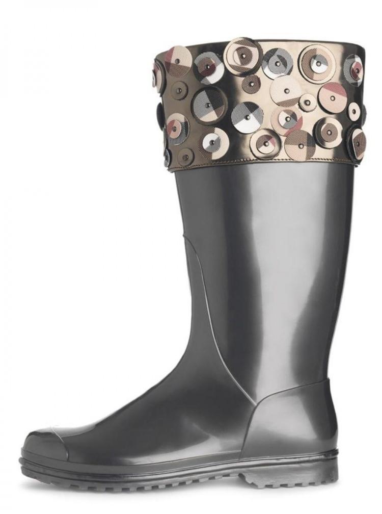 <p><strong>Lastik botları kim icat etti?</strong></p>

<p>Amazon Kızılderilileri &ccedil;ok uzun s&uuml;redir pratik lastik botlar yaparlardı. Bunu kau&ccedil;uk sıvısı i&ccedil;ine diz hizasına kadar girip kurumasını bekleyerek yapıyorlardı.</p>
