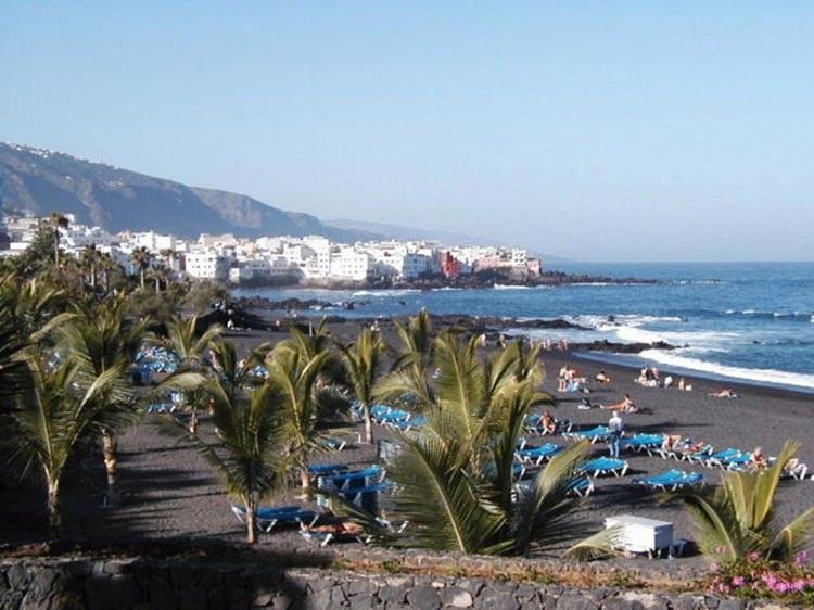 <p><strong>Kanarya Adalarının ismi hangi hayvandan gelir?</strong></p>

<p>K&ouml;peklerden. Aslında kuşlar adaya değil, ada kanarya kuşlarına ismini vermiştir. Bu takımada adını, en b&uuml;y&uuml;k adasında bulunan hem vahşi hem de evcil &ccedil;ok miktardaki k&ouml;pekten dolayı, Romalılar tarafından verilen &lsquo;K&ouml;pek Adası&rsquo; isminden (Insula Canaria) almaktadır.</p>
