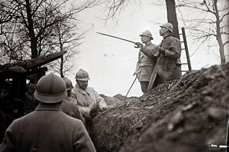 <p><strong>Birinci D&uuml;nya Savaşı&rsquo;nda kullanılan Alman &uuml;niformaları neyden yapılmıştı?</strong></p>

<p>Isırgan otu... Birinci D&uuml;nya Savaşı sırasında hem Almanya hem de Avusturya&rsquo;da pamuk kıtlığı vardı. Pamuğun yerini tutabilecek uygun bir madde arayan bilimciler zekice bir &ccedil;&ouml;z&uuml;m denediler: &Ccedil;ok az miktarlarda pamuğu ısırgan otuyla karıştırdılar; &ouml;zellikle de kaşındıran ısırganların (Urtica dioica) sert liflerini kullandılar.</p>
