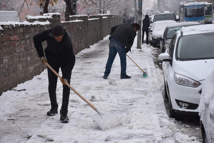 <p><strong>Ardahan</strong></p>

<p>Ardahan'da da yüksek kesimlerde kar yağışı etkili oldu.</p>

<p>Kent genelinde ulaşımın sorunsuz sağlandığı bildirildi.</p>
