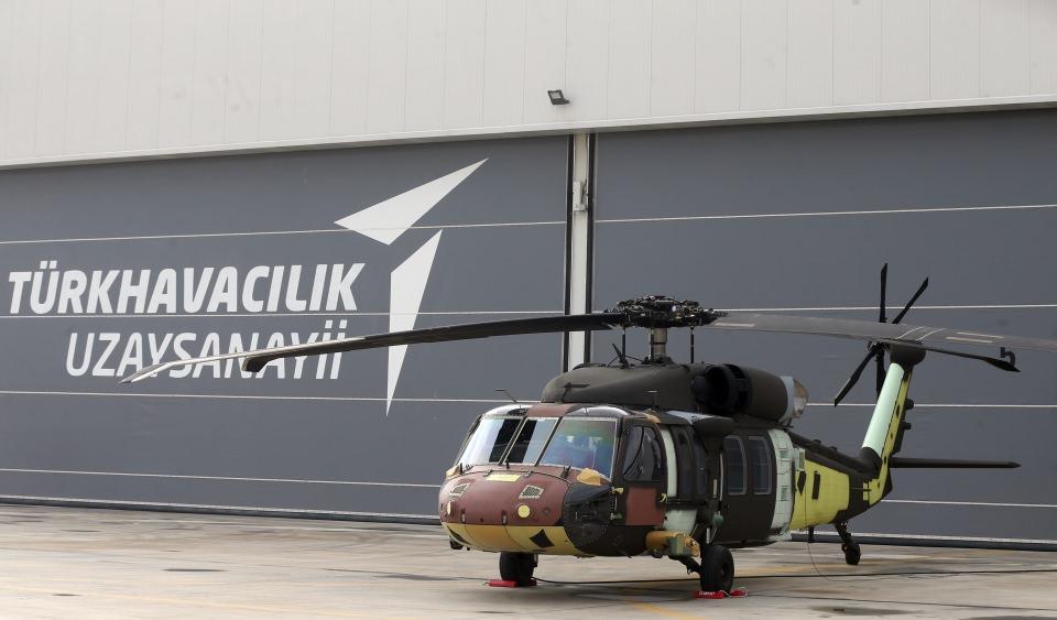 <p>ASELSAN'ın helikopter için en gelişmiş aviyonik sistemleri üreteceğini vurgulayan Yıllıkçı, "Teknik performansların ötesinde, donanım ve yazılım olarak bize ait olduğu için hiçbir şekilde karıştırılamaz, müdahale edilemez. Helikopterimiz çok güvenli şekilde operasyon gerçekleştirecek." ifadelerini kullandı.</p>
<p> </p>