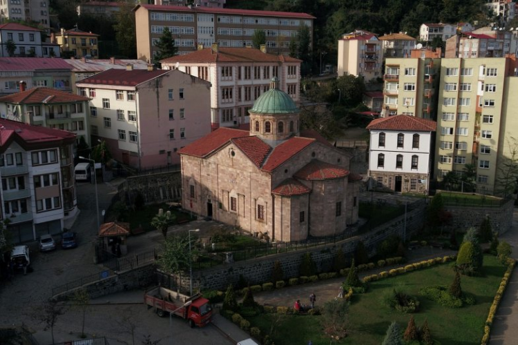 <p>Baksı Müzesi</p>

<p>Bayburt'a 45 kilometre mesafedeki Bayraktar köyünde Prof. Dr. Hüsamettin Koçan tarafından 2010 yılında açılan Baksı Müzesi, çağdaş sanat ve geleneksel el sanatlarına aynı çatı altında, yan yana, iç içe yer veriyor.</p>

<p> </p>

<p>Müze, sergi salonları, depo müze, atölyeler, konferans salonu, kütüphane ve konukevi ile 40 dönümlük arazi üzerinde kurulu.</p>

<p> </p>

<p>Baksı Müzesi, diğer müzelerden farklı olarak gelenekselle çağdaşı aynı zeminde buluşturan, bünyesinde kurduğu üretim birimleriyle ekonomik hedefler oluşturan bir kimliğe sahip.</p>

<p> </p>

<p>Müze için Baksı isminin seçilmesi, Baksı'nın Bayraktar köyünün eski adı olması ve şifacı, yardımcı, koruyucu gibi anlamlarının müzenin misyonlarıyla örtüşmesinden kaynaklanıyor.</p>

<p> </p>

<p>Baksı, Kırgız Türkçesinde şaman/kam anlamına geliyor.</p>
