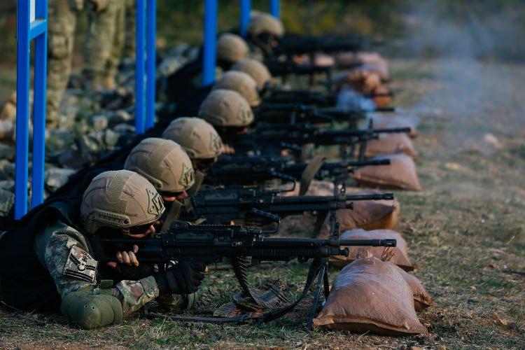 <p>Amfibi Deniz Piyade Tugayı Muharebe Destek Tabur Komutanı Deniz Piyade Yarbay Bülent Özarslan, AA muhabirine yaptığı açıklamada, söz konusu birliğin milletin huzur ve refahı, ülkenin bölünmez bütünlüğü için Mustafa Kemal Atatürk'ün izinde mavi vatanın hak ve menfaatlerini korumak maksadıyla 1968'de Gölcük'te kurulduğunu, 1977'de ise Foça'ya intikal ettiğini anlattı.</p>
<p> </p>