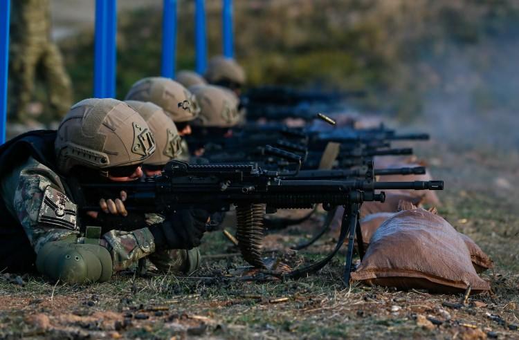 <p>Üç tarafı denizlerle çevrili vatan topraklarını savunmakla görevli Türk Silahlı Kuvvetlerinin karada ve denizde aynı anda görev yapan tek birliği olduklarını dile getiren Özarslan, "Ana faaliyet sahamız amfibi harekat olup ulusal ve uluslararası ihtiyaçlar doğrultusunda komando harekatı, iç güvenlik harekatı, muharip olmayanların tahliyesi, insani yardım, barışı koruma ve buna benzer birçok faaliyet alanında görev yapmaktayız." diye konuştu.</p>
<p> </p>