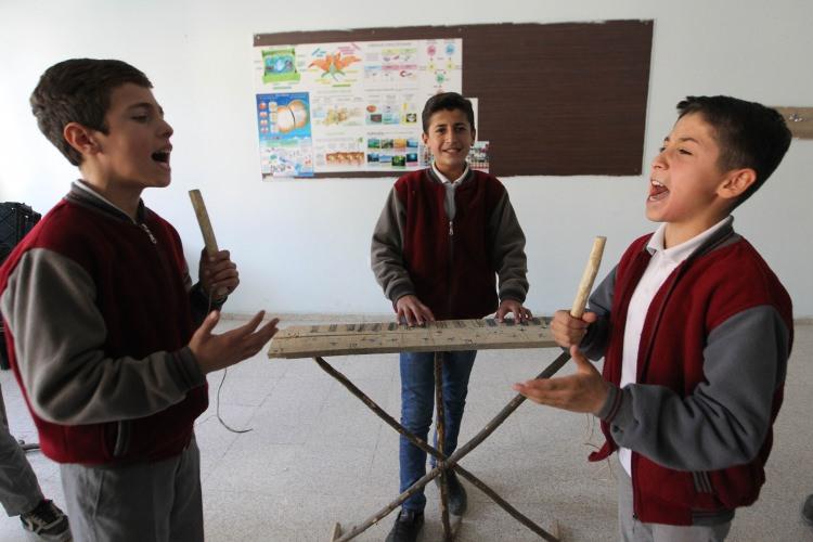 <p>Hakkari'nin Yüksekova ilçesinde müzik sevgisinin bir araya getirdiği 6 öğrenci, kendi imkanlarıyla yaptıkları enstrümanlarla verdikleri konserler sayesinde arkadaşlarının ve öğretmenlerinin beğenisini kazandı.</p>