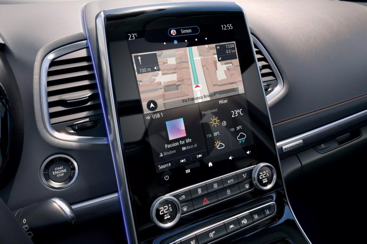 <p><strong>Apple CarPlay</strong> ve Android Auto desteğine sahip<strong> 9.3 inç</strong> ekrandan kontrol edilen bilgi-eğlence sisteminin arayüzü <strong>Easy Link</strong>’in en son sürümüne yükseltilmiş. </p>
