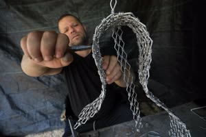 <p>Hatib, yaklaşık bir buçuk sene önce bu sanatı icra etmeye başladığını, ilk olarak Filistinli sembol çocuk Muhammed Durra modelini yaptığını ve eserinin sosyal medyada ses getirdiğini kaydetti.</p>
