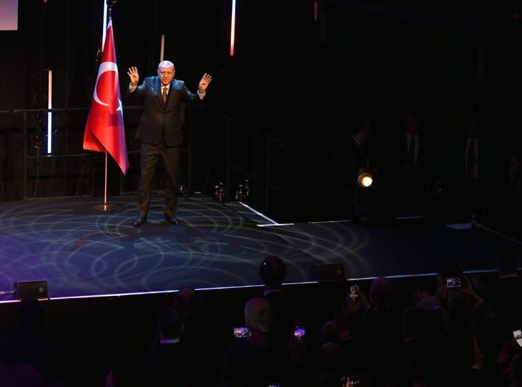 <p>Cumhurbaşkanı Recep Tayyip Erdoğan, NATO Liderler Zirvesi için geldiği Londra'da, Old Billingsgate binasında İngiltere'deki Türk vatandaşları ve Müslüman toplumunun temsilcileriyle bir araya geldi.</p>

<p> </p>
