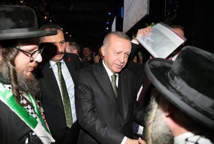 <p>Cumhurbaşkanı Erdoğan'ın konuşma yapacağı yere yüzlerce insan akın etti.</p>
