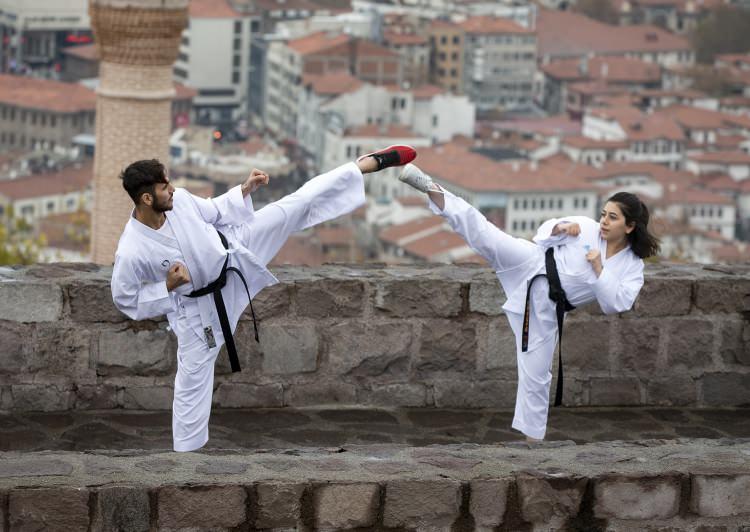 <p>Karateci bir ailenin ferdi olmanın çok güzel bir duygu olduğunu anlatan anne Çınar, <strong>"Sporu hayatında bulundurmak çok güzel. Sporun hayatında olması sağlık açısından, zinde bir beden açısından düşünme açısından, enerjini atma açısından ve her yönden çok güzel."</strong></p>

<p> </p>
