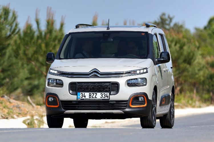 <p>Yeni Citroën Berlingo'ya 50.000 TL için 12 ay %0,59 faiz veya 30.000 TL için 12 ay %0 faiz ile sahip olmak mümkün. Ayrıca Berlingo ve diğer tüm Citroën ticari modellerinde nakit alımlarda geçerli olmak üzere 3.000 TL indirim fırsatı sunuluyor.</p>
