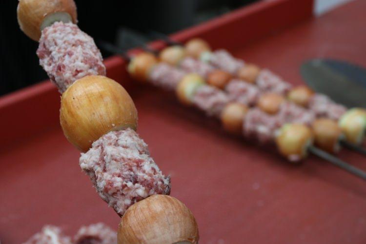 <p>Müşterilerden Bakır Nacaroğlu ise soğan kebabını çok sevdiğini ve bu mevsimde fırsat buldukça yemeye çalıştığını ifade etti.</p>