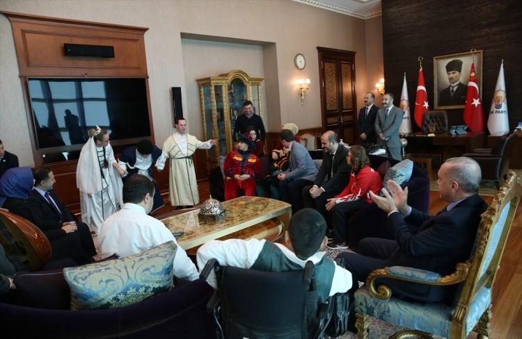 <p>Türkiye Cumhurbaşkanı ve AK Parti Genel Başkanı Recep Tayyip Erdoğan, partisinin genel merkezinde Dünya Engelliler Günü nedeniyle engellileri kabul eti.</p>

