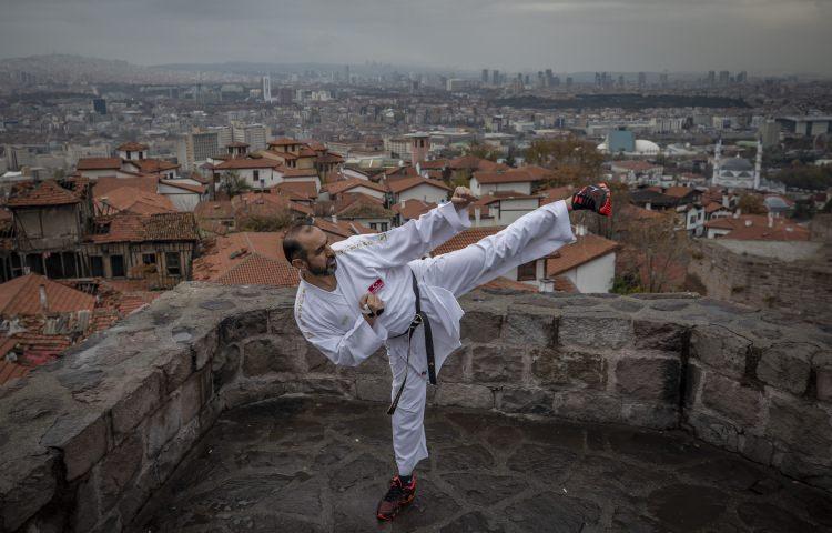 <p>Çocuklarının mühendis veya başka bir işle uğraşmalarını istediğini ancak onların da karatenin içinde yer aldığını dile getiren tecrübeli teknik adam, şöyle konuştu:</p>

<p> </p>

<p>"Karate ilk başlarda sevilmez. 'Siyah kemerden sonra karate başlar' diye söyleriz. Onlar da belli bir süreç geçtikten sonra karateyle bütünleştiler. Ben hep çocuklarımın eğitim alanında mühendis ve değişik işlerde görev almalarını istiyordum. İkisi de 'Biz sporcuyuz, spor yapmak istiyoruz." dediler. İkisi de Ankara Üniversitesi Spor Bilimleri Fakültesi'nde okuyorlar. Enes mezun oldu inşallah Yüksel de lisansa başlayacak. Sümeyye son sınıfta." </p>
