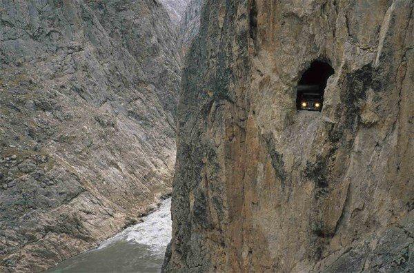 <p>Dedeler ve torunları, aynı amaç için yıllarca çalıştı. 8 kilometrelik yol, 132 senede yapıldı. Devasa kayalar, insan gücüyle kırılıp, onlarca tünel kazıldı. </p>

<p> </p>
