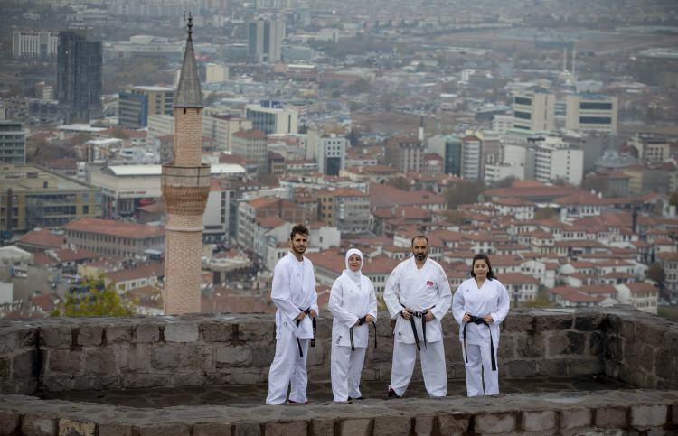 <p>Anne 28, Enes 17 ve Sümeyye de 12 yıldır karate sporuyla ilgileniyor. </p>

<p>Cengiz Çınar 1980 yılında karateye başlarken, 22 yıl süreyle aktif sporculuk kariyerini sürdürdü. 2002 yılına kadar müsabakalara katılan emekli polis Cengiz Çınar, uzun zamandır da Türkiye Karate Federasyonu (TKF) Türkiye Olimpiyat Hazırlık Merkezi (TOHM) Genel Koordinatörlüğü'nü yürütüyor.</p>
