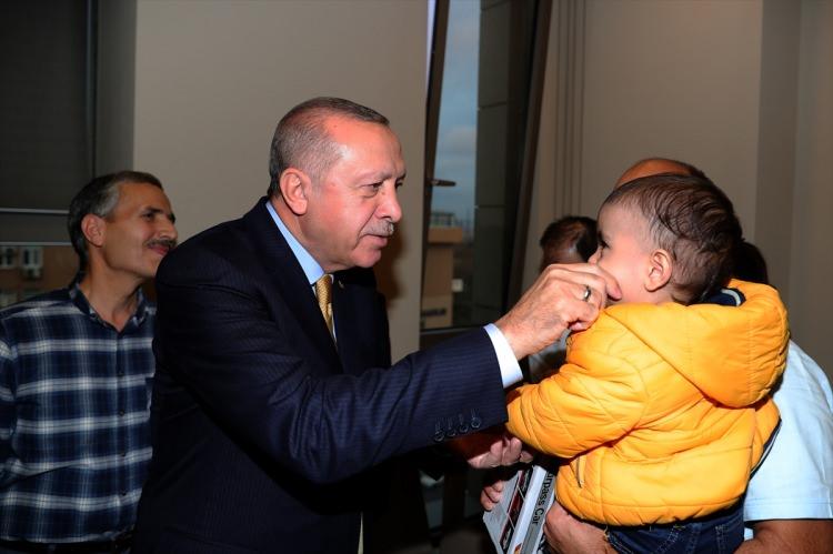 <p>Türkiye Cumhurbaşkanı Recep Tayyip Erdoğan, İslam İşbirliği Teşkilatı (İİT) Üst Düzey Kamu ve Özel Sektör Yatırım Konferansı'ndaki programının ardından, Koç Üniversitesi Hastanesi'ne gitti.<br />
<br />
Ziyarette Cumhurbaşkanı Erdoğan Jandarma Uzman Çavuş Yusuf Karataş'ın oğlunu sevdi.</p>
