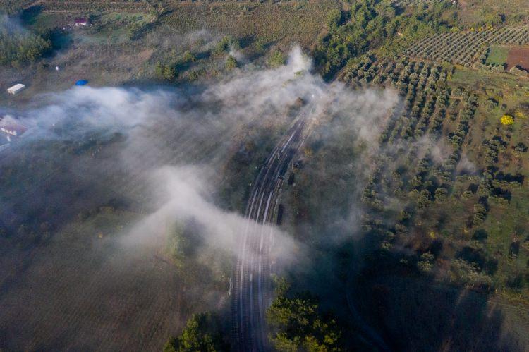 <p>Tarihi İzmir-Aydın demir yolu hattı güzergahında 15 durak bulunuyor. Yolcu treni Basmane-Torbalı kısmında ortalama 1 saat, Torbalı-Aydın kısmında ise ortalama 2 saatlik aralıklarla işletiliyor. İzmir Basmane'den başlayan tarihi demir yolu hattı, yolculara uygun maliyetle seyahat yapma imkanı sunuyor. Yolcular ayrıca sefer sırasında ören yerleri Ege'nin doğal güzelliklerini de görme imkanı buluyor. </p>
