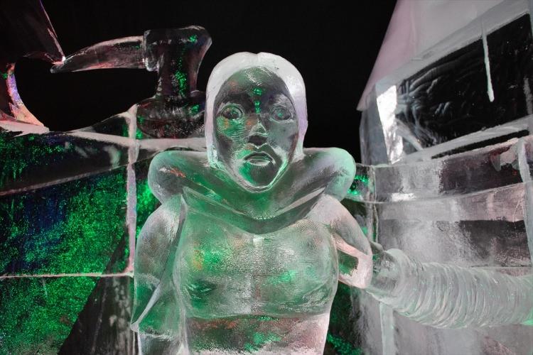 <p>Scheveningen ilçesindeki plajda organize edilen festivalde, "Karlar Ülkesi" isimli animasyon filmin karakterlerinden oluşan buzdan heykeller yoğun ilgi gördü.</p>
