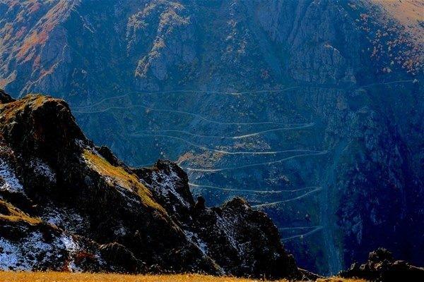 <p>Kullanıcılarına dünya genelindeki tehlikeli ve zorlu yolların tanıtımını yapan www.dangerousroads.org adlı site tarafından 2 yıl önce dünyanın en tehlikeli yolu olarak belirlenen Derebaşı Virajları, Trabzon ile Bayburt illerini en kısa mesafe olan 3 bin 500 metre yükseklikteki Soğanlı Dağı üzerinden birbirine bağlıyor. </p>

<p> </p>
