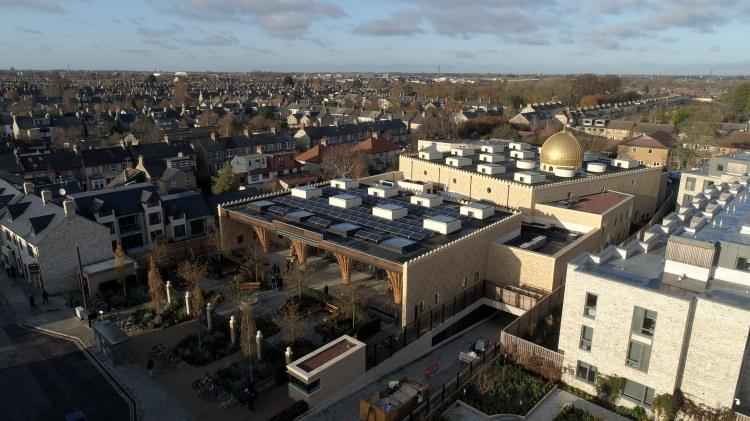 <p>Doğal malzemeler kullanıldı Nisan 2019'da büyük ölçüde tamamlanan ve bin kişinin aynı anda namaz kılabildiği caminin bahçesinin tasarımında İslami geleneklere bağlı kalınırken, binanın da doğa dostu olmasına büyük önem verildi.</p>
