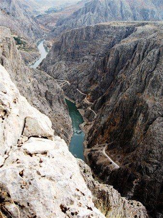 <p>Erzincan'ın Karanlık Kanyonu Kemaliye ilçesinin hemen yanıbaşında yer alıyor. Kanyon boyunca devam eden yolda irili ufaklı birçok tünel var. O tüneller, yıllarca ilçenin ulaşımı için kullanılmış. Yapımı insan gücüne dayanıyor. </p>

<p> </p>
