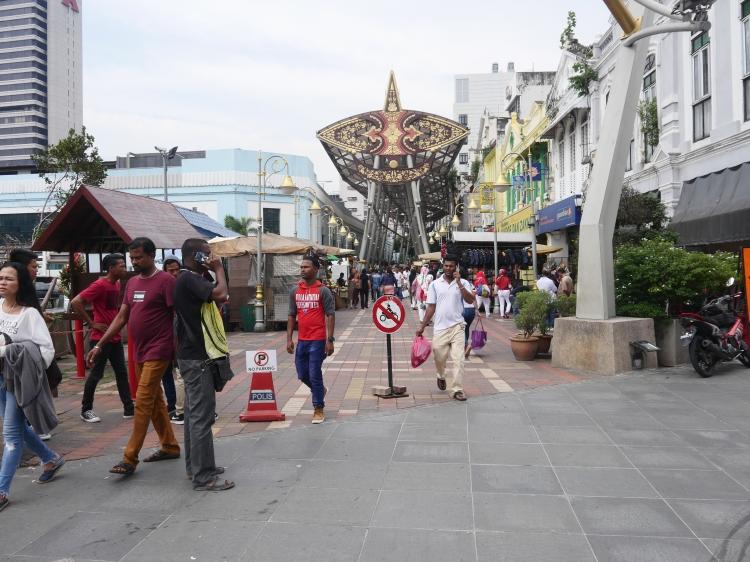 <p>Central Market'te bir taraftan turistik ürünler, magnetler ve ülkenini çeşitli simgelerinin basıldığı t-shirtler alabilirken</p>
