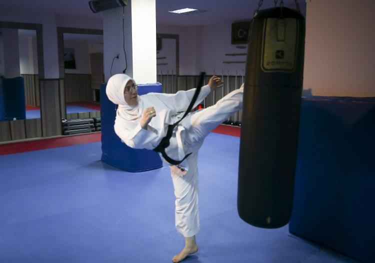 <p>21 yaşında kadın sporcu, 7 yaşında kendisini karatenin içinde bulunduğunu belirterek, <strong>"Karate sporu dövüş sporu olmasına rağmen ailem sayesinde tercih ettim. Başladığımda çok bilinçli değildim. Devam ettiğimde çok iyi bir şey olduğunu fark ettim."</strong> ifadelerini kullandı.</p>
