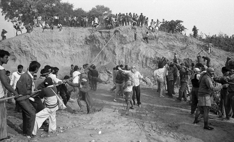 <p><strong>6 Aralık 1992</strong></p>

<p><br />
Tapınak seferberliğinin yabancısı ve ötekisi Müslümanlardı. BJP, diğer örgüt ve partiler, bu seferberliği, ötekine rağmen Hinduları bir arada tutma çabası olarak gördü.</p>

<p>Yıllarca süren bu gerginlik, 6 Aralık 1992'de Hindu karsevaklar (gönüllü işçiler), Sadhular (Hindu din adamları), militanlar ve gençlerden oluşan 150 bin kişinin kazma, kürek ve levyelerle mescide saldırması ve 5 saat içerisinde yaklaşık 500 yıldır ayakta duran Babri Camisi'ni yıkmasıyla sonuçlandı.</p>

<p>BJP, RSS ve VHP gibi milliyetçi parti ve örgütlerce düzenlenen miting sırasında önündeki polis kordonunu aşan militanlar, gazetecileri dövdü, ekipmanlarına el koydu.</p>
