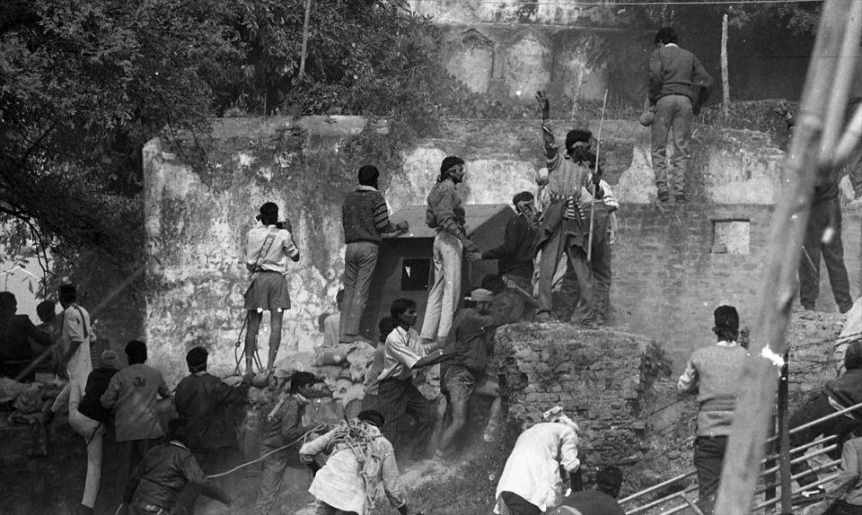 <p>BJP'li lider, Tanrı Rama kıyafetiyle ülkeyi dolaştı<br />
BJP lideri Lal Krishna Advani'nin Eylül 1990'da başlattığı kampanya ile olaylar daha da kışkırtıldı.</p>

<p>Advani, iki tekerlekli savaş arabasına dönüştürülen Toyota marka otomobiliyle Gucerat eyaletinden, caminin bulunduğu Uttar Pradeş eyaletine bir yolculuğa çıktı. Bu yolculukta, Ram Tapınağı'nın inşası için kullanılacak tuğlaları toplayan Advani, Tanrı Rama gibi giyindi, ok ve yay kuşandı.</p>

<p>Bu kampanya sırasında cami, Advani'nin yanına aldığı binlerce gönüllü tarafından kısmen de olsa tahrip edildi. BJP ve ona bağlı örgütler, Ram tapınağı inşa edilmesi konusunda toplumsal bir seferberlik başlatmaya çalıştı ve bunda da kaybedilen hayatlara rağmen başarılı oldu.</p>
