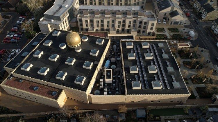 <p>Tos, caminin elektriğinin, kış aylarında yaklaşık yüzde 30'unun yaz aylarında ise yüzde 40'ının çatıya yerleştirilen güneş enerjisi panelleri sayesinde üretildiğini kaydetti.</p>