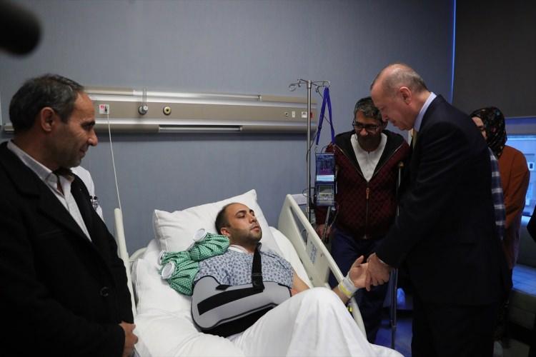 <p> Cumhurbaşkanı Erdoğan, hastanede, teröristlerle çıkan çatışmada yaralanan Jandarma Uzman Çavuş Yusuf Karataş'ı ziyaret ederek, bir süre sohbet etti.</p>
