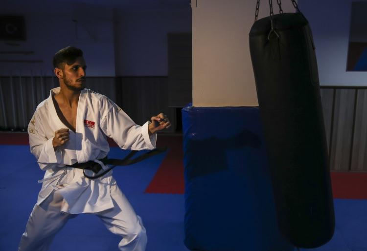 <p>Cimnastik sporunu yapmak istediğini ancak babasının kendisini fikrinden caydırdığını kaydeden Sümeyye, <strong>"14 senedir karate yapıyorum. Karateci olmamda tamamen annem ve babam etkili oldu. Çünkü 5 yaşlarında çok esnektim cimnastik istiyordum. Ama babam karateye yönlendirdi. Sonradan doğru bir karar olduğunu anladım."</strong> diyerek görüşlerini paylaştı.</p>
