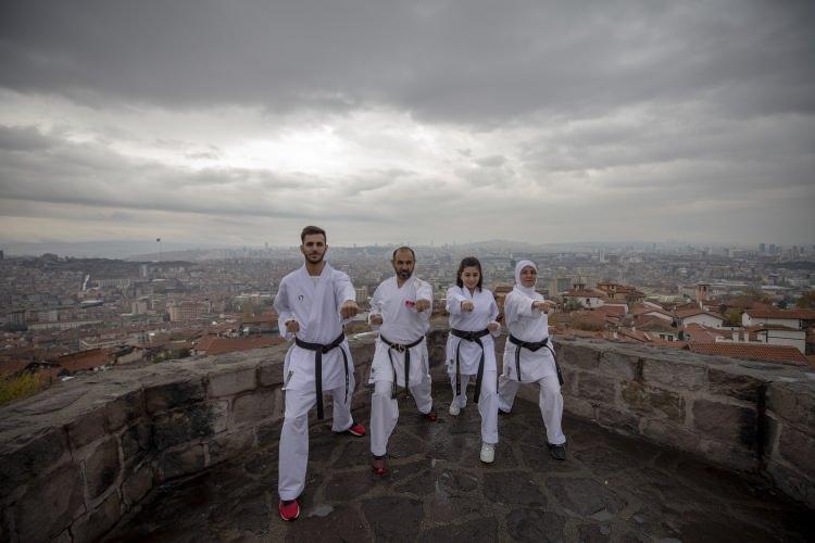 <p>49 yaşındaki tecrübeli teknik adam, kurduğu Başkent Çınar Spor Kulübünde de yeni nesillere karate eğitimi vererek Türk sporuna katkıda bulunuyor.</p>
