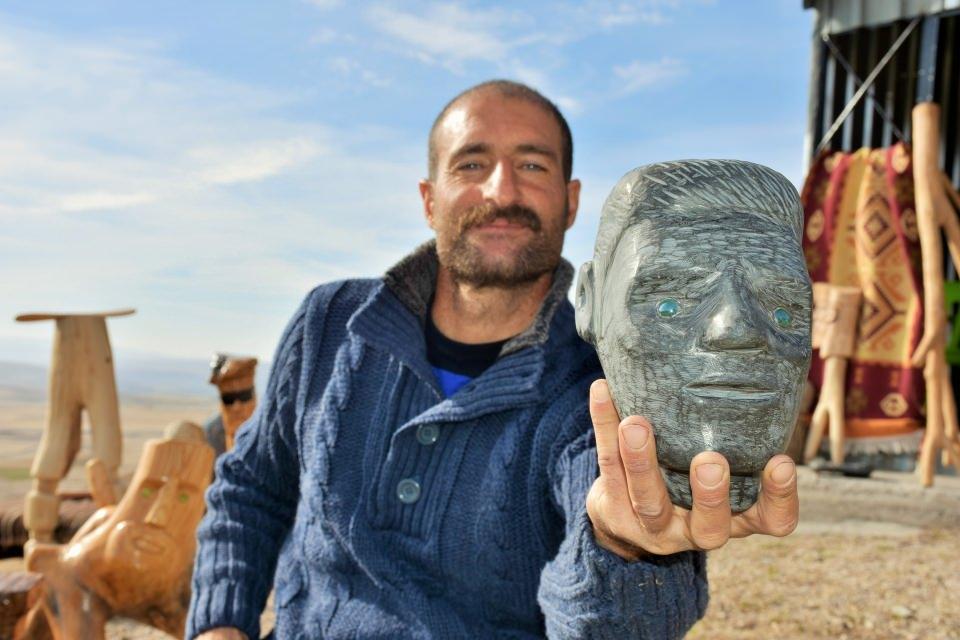 <p>Muş'un Varto ilçesinde çobanlıkla ailesini geçindiren 34 yaşındaki Vedat Yalçın'ın çeşitli malzemelerle yaptığı heykeller, görenlerin dikkatini çekiyor.</p>

